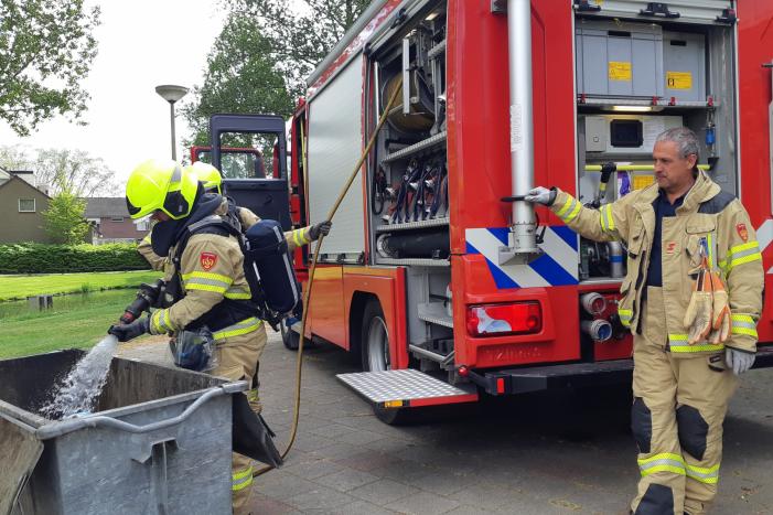 Afval in container bij Sporthal Strijland vat vlam