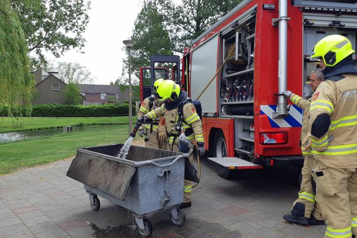 Afval in container bij Sporthal Strijland vat vlam
