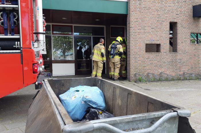 Afval in container bij Sporthal Strijland vat vlam
