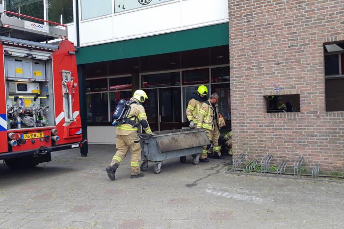 Afval in container bij Sporthal Strijland vat vlam
