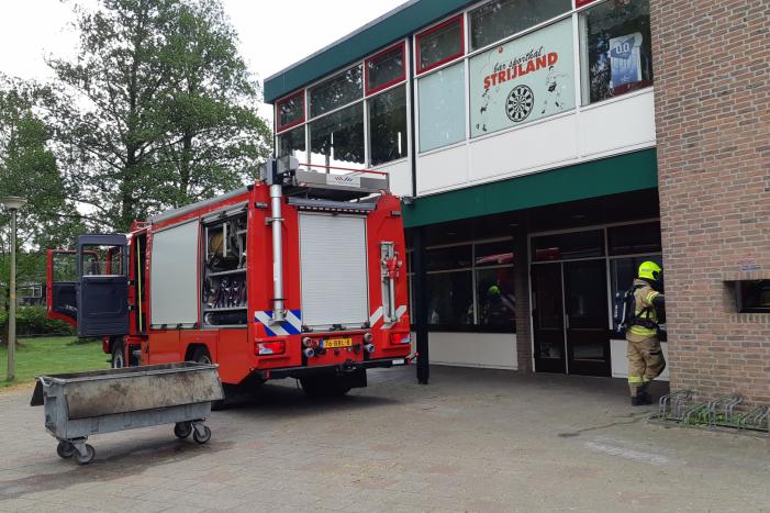 Afval in container bij Sporthal Strijland vat vlam