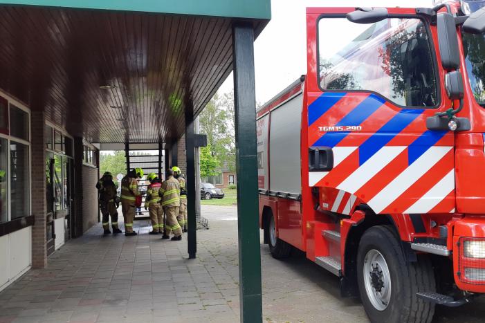 Afval in container bij Sporthal Strijland vat vlam