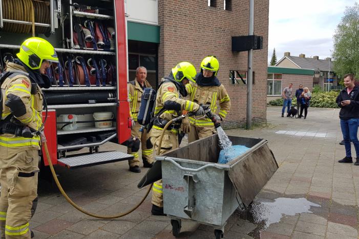 Afval in container bij Sporthal Strijland vat vlam