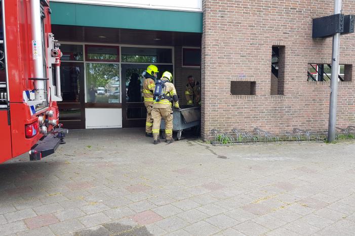 Afval in container bij Sporthal Strijland vat vlam
