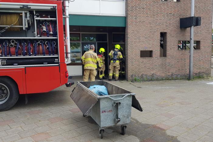 Afval in container bij Sporthal Strijland vat vlam