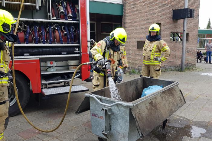 Afval in container bij Sporthal Strijland vat vlam