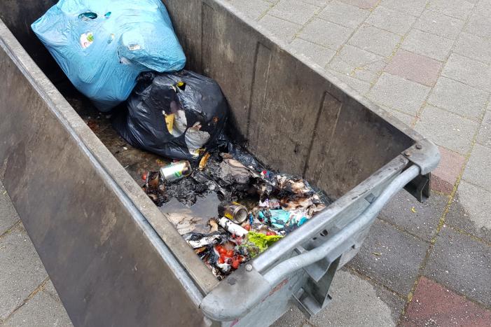 Afval in container bij Sporthal Strijland vat vlam