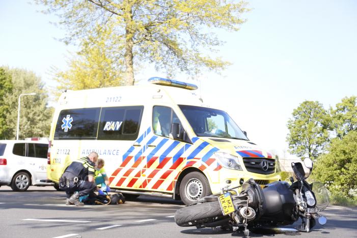 Automobilist botst op stilstaande motor