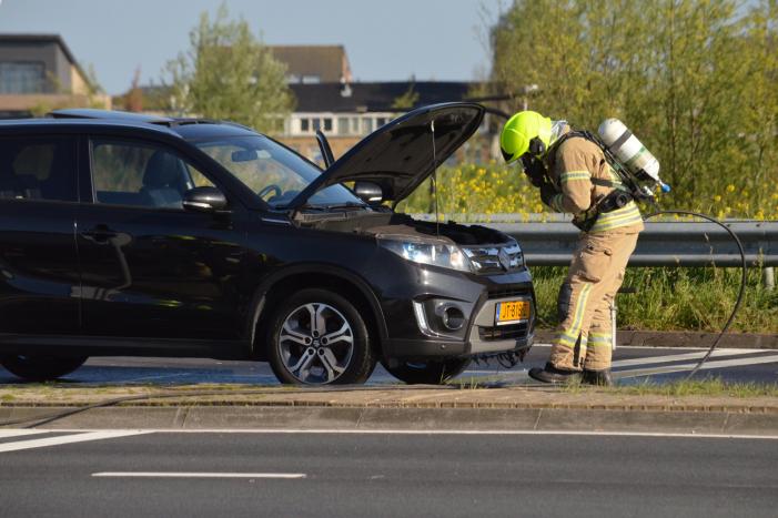 Auto vliegt tijdens het rijden in brand
