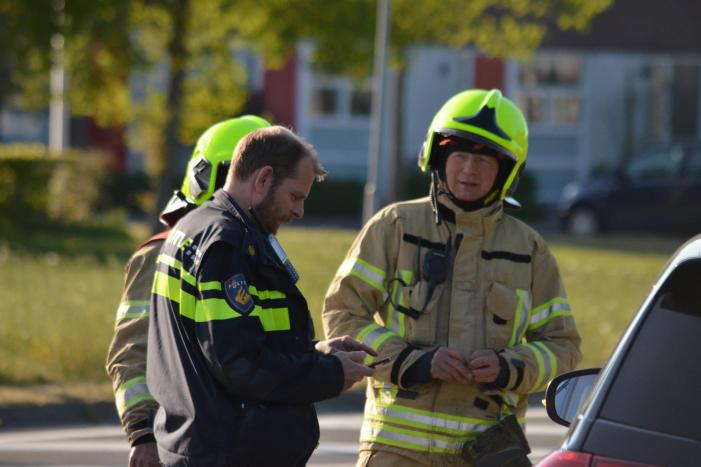 Auto vliegt tijdens het rijden in brand