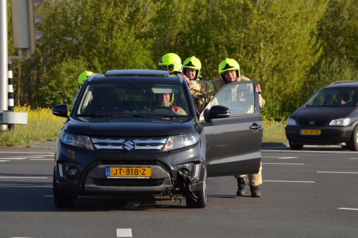 Auto vliegt tijdens het rijden in brand