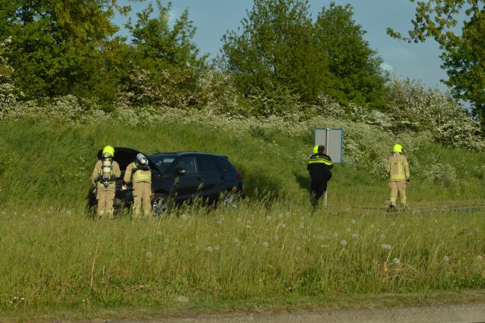 Auto vliegt tijdens het rijden in brand