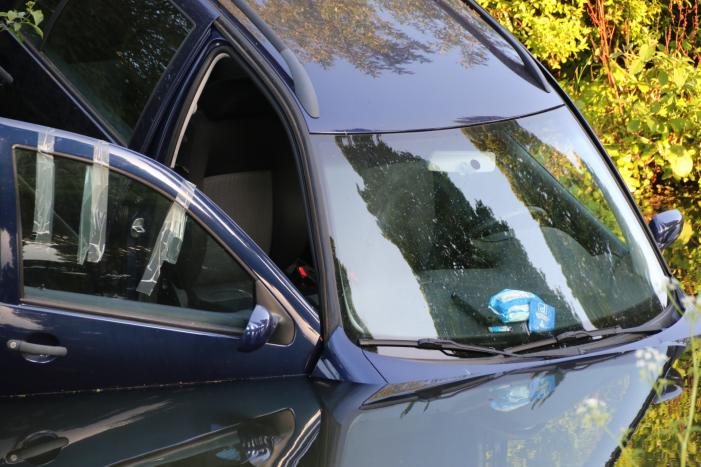 Auto belandt in sloot tijdens inparkeren