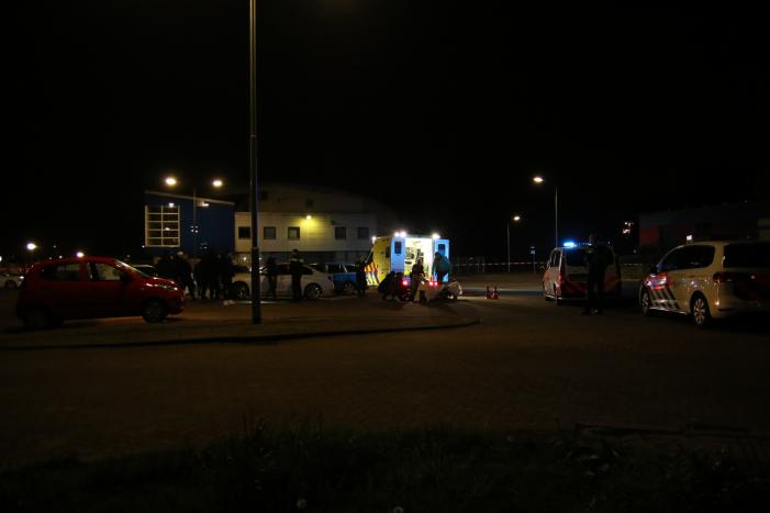 Man op straat aangetroffen met schotwond in been