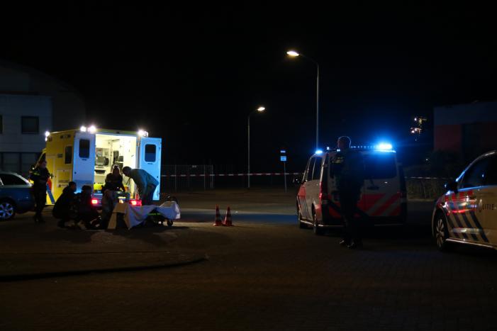 Man op straat aangetroffen met schotwond in been