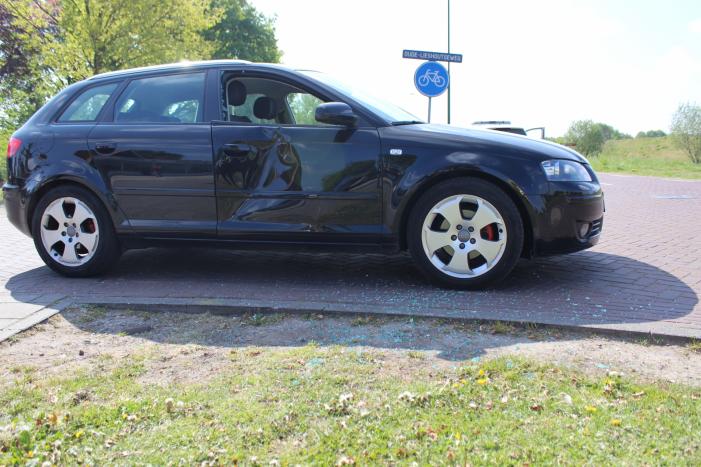 Wielrenner fietst in op auto