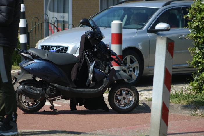 Scooterrijder maakt flinke smak na botsing met auto
