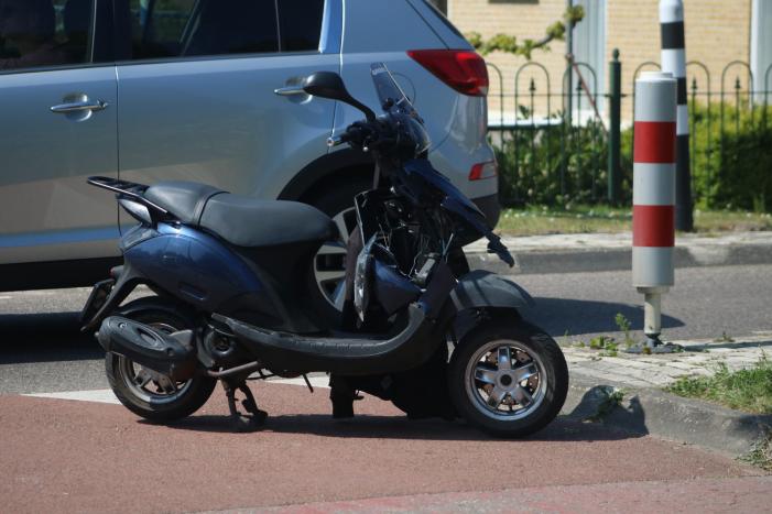 Scooterrijder maakt flinke smak na botsing met auto