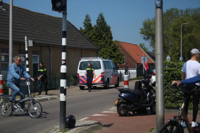Scooterrijder maakt flinke smak na botsing met auto