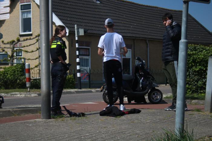 Scooterrijder maakt flinke smak na botsing met auto