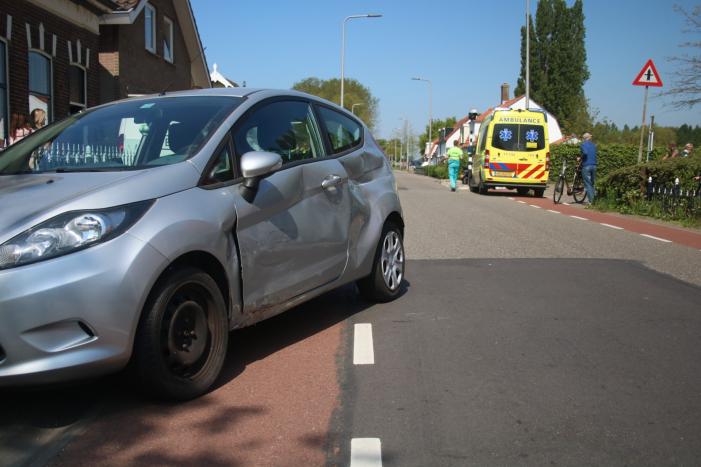 Scooterrijder maakt flinke smak na botsing met auto