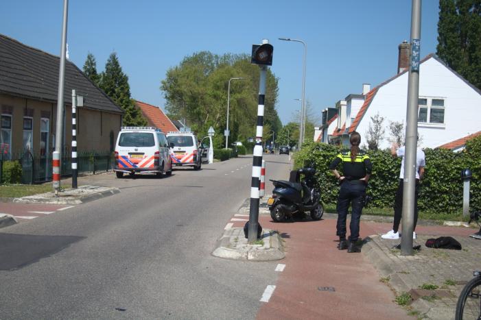 Scooterrijder maakt flinke smak na botsing met auto