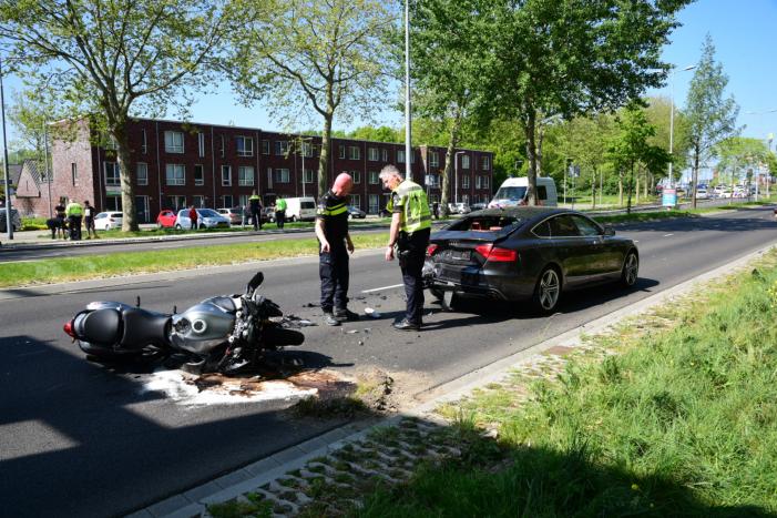 Motorrijder vol achterop auto gebotst