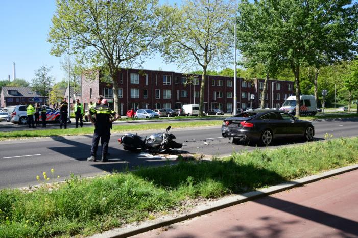 Motorrijder vol achterop auto gebotst
