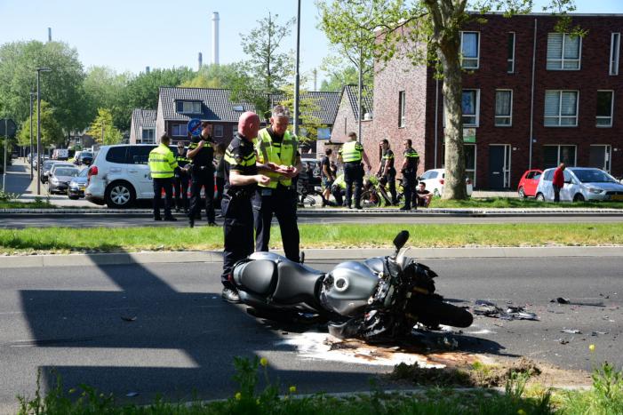 Motorrijder vol achterop auto gebotst