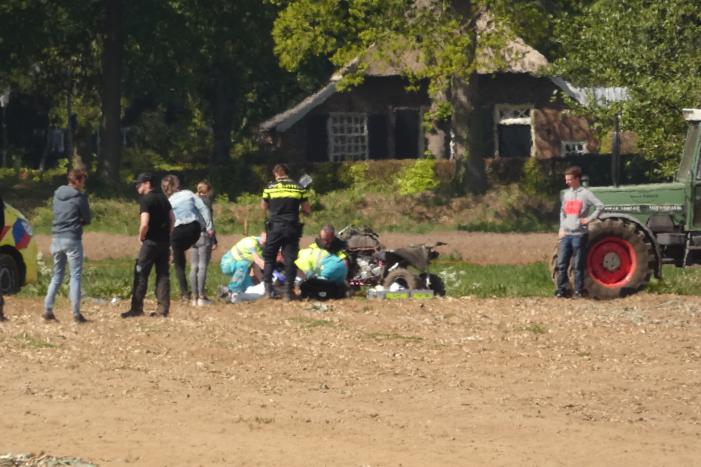 Quadrijder zwaargewond na valpartij