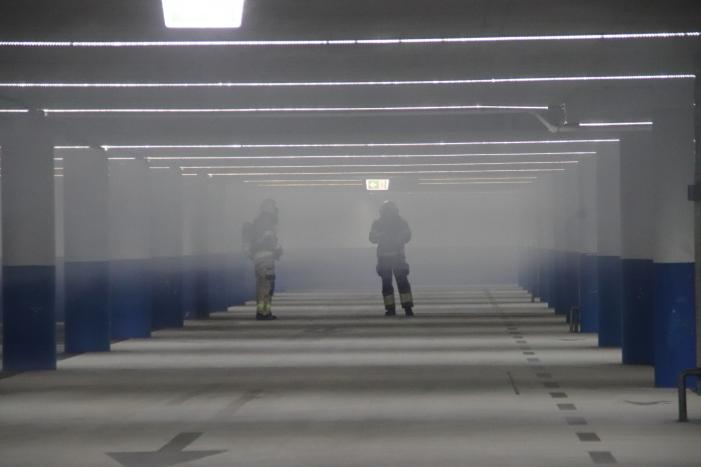 Parkeergarage vol rook
