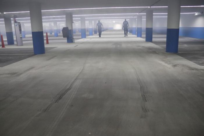 Parkeergarage vol rook