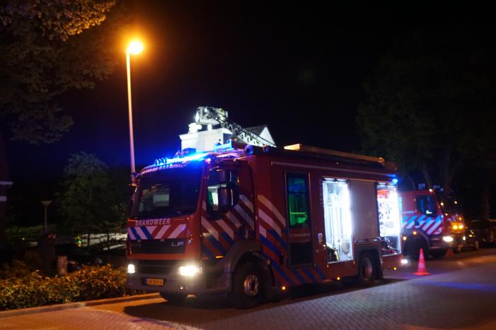 Brandweer veegt schoorsteen na kleine brand