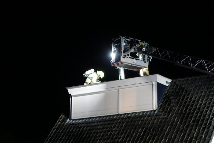 Brandweer veegt schoorsteen na kleine brand