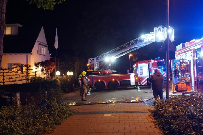 Brandweer veegt schoorsteen na kleine brand