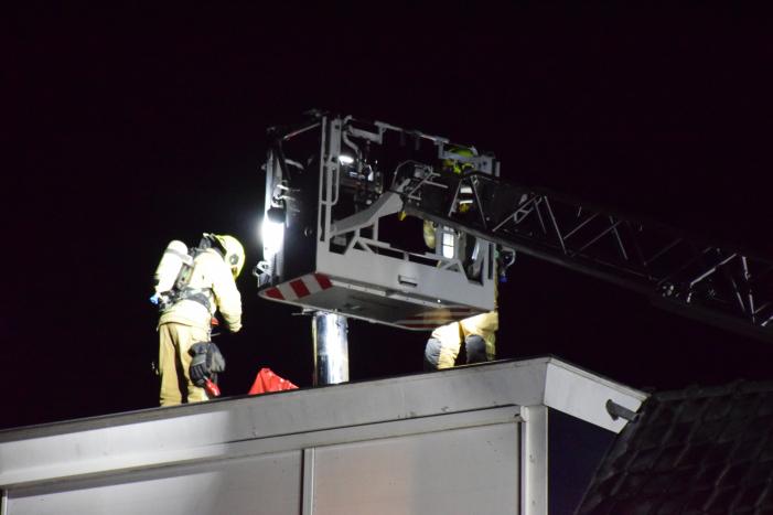 Brandweer veegt schoorsteen na kleine brand