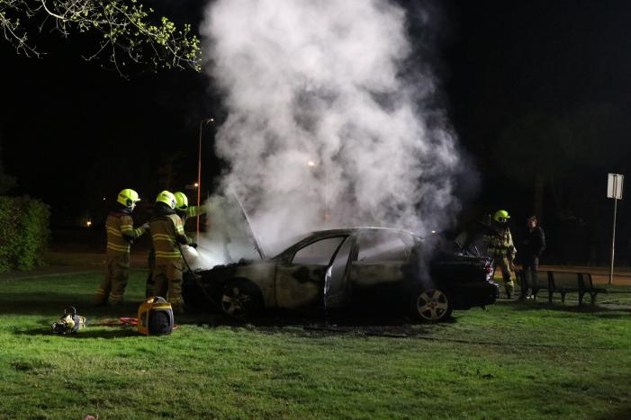Auto in brand gestoken