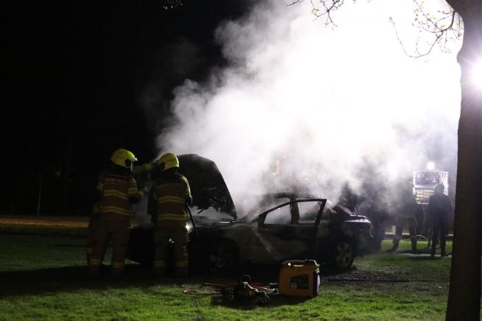 Auto in brand gestoken
