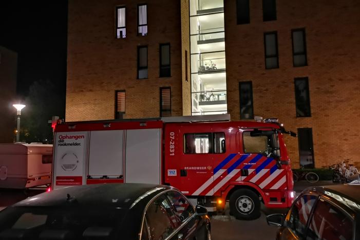 Gaslucht in appartementencomplex, brandweer verricht metingen