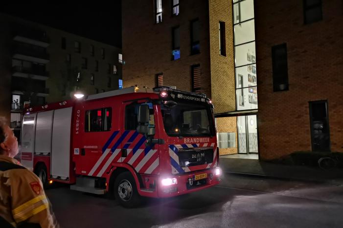 Gaslucht in appartementencomplex, brandweer verricht metingen
