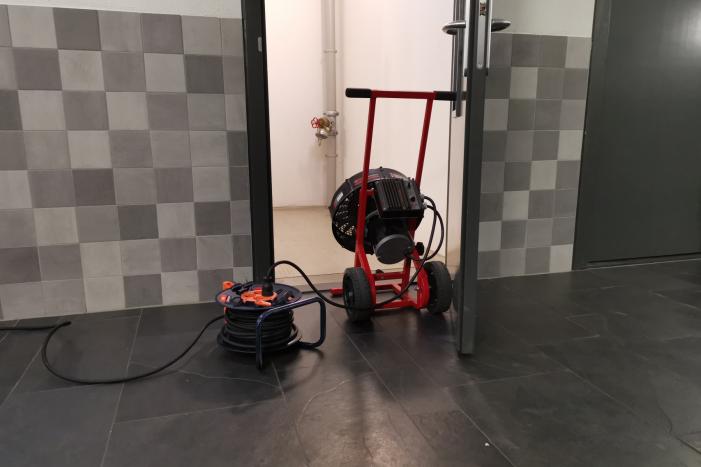 Gaslucht in appartementencomplex, brandweer verricht metingen