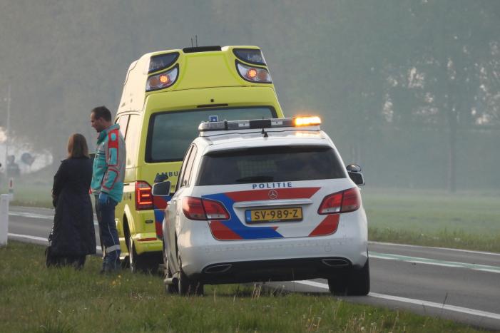 Auto raakt van de weg en belandt in sloot