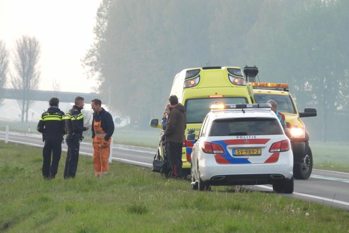 Auto raakt van de weg en belandt in sloot