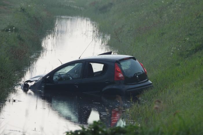 Auto raakt van de weg en belandt in sloot