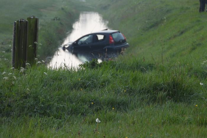 Auto raakt van de weg en belandt in sloot
