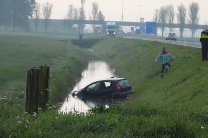 Auto raakt van de weg en belandt in sloot