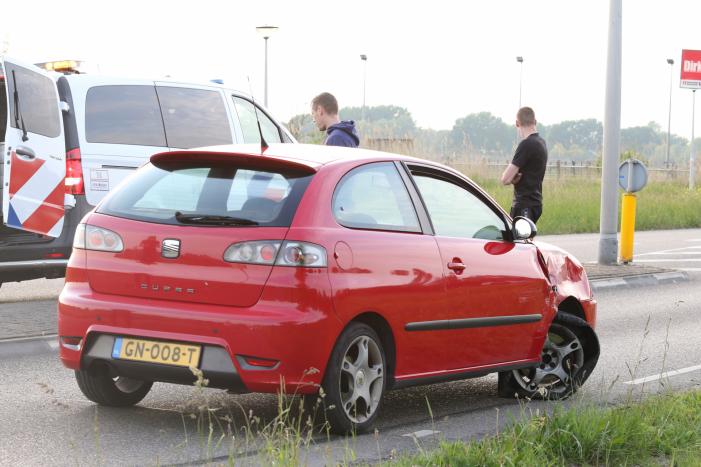 Veel schade na botsing tussen auto's