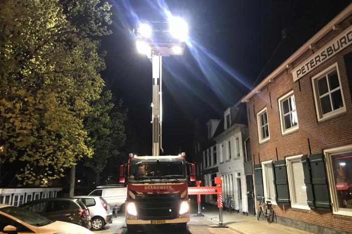 Brandweer haalt man van dak