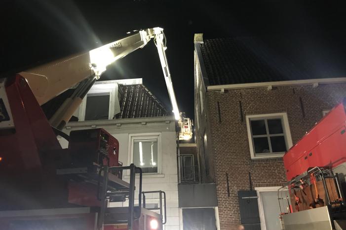 Brandweer haalt man van dak