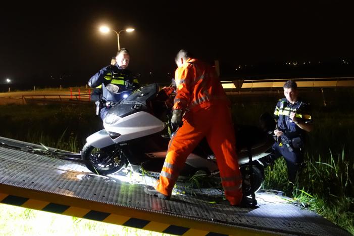 Motor belandt in sloot na politieachtervolging, twee verdachten aangehouden